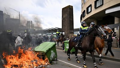 La Policía choca con manifestantes opuestos a una exposición de defensa en Australia