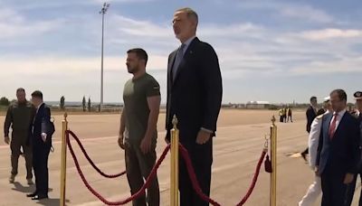 Felipe VI recibe en Barajas a Zelenski