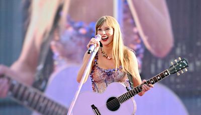 Fans Praise Tennis Legend Roger Federer for His Picture-Perfect Selfie With Taylor Swift