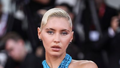 Iris Law, la hija de Jude Law, arrasa con un Burberry aterciopelado en el Festival de Venecia