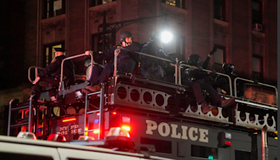 La policía de Nueva York irrumpe en un edificio de la Universidad de Columbia que había sido tomado por los estudiantes que protestan por la guerra en Gaza