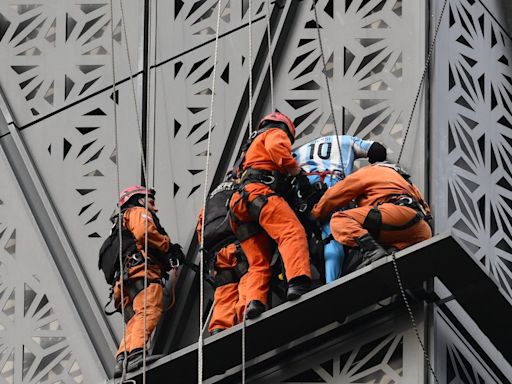 Echan del país al influencer polaco que escaló un edificio sin permiso