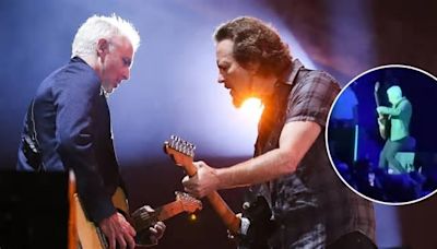El momento en que Mike McCready de Pearl Jam se cayó del escenario y siguió tocando su solo de guitarra