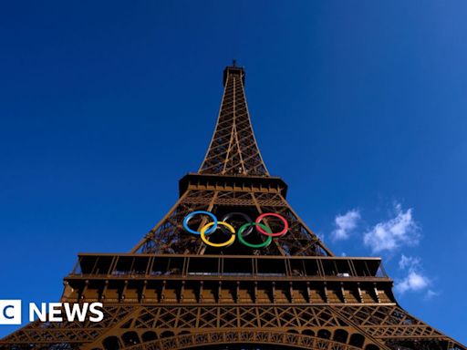 Man arrested for climbing Eiffel Tower