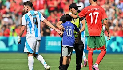El gesto de Julián Álvarez con un niño que saltó a la cancha en el debut de Argentina ante Marruecos en París 2024