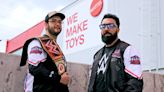 Dos diseñadores latinos cumplen su sueño en la producción de figuras de lucha libre de WWE