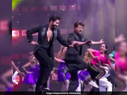 Crazy Viral: Shah Rukh Khan And Vicky Kaushal's Dance On Mere Mehboob Mere Sanam Will Keep You Hooked