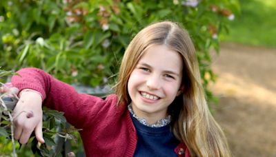 Palácio real divulga nova foto de princesa Charlotte, tirada por Kate Middleton para celebrar aniversário de 9 anos