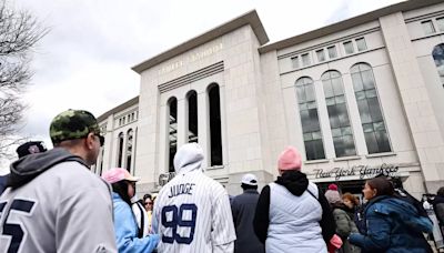 MLB》太兇了吧？ 洋基球迷「不明原因發怒」場外一拳灌倒他