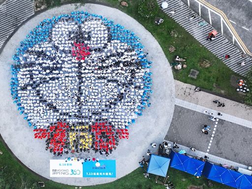 多啦A夢「快閃」天壇大佛 1500學生義工拼出巨型頭像