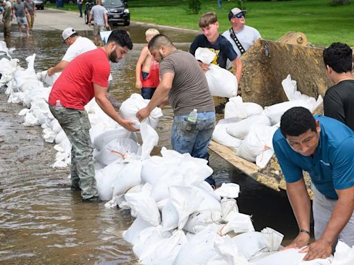 "Inundaciones catastróficas" en el Alto Medio Oeste causan evacuaciones mientras una ola de calor que bate récords sacude el Oeste y el Atlántico Medio