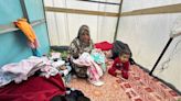 Sin baño y desnutridos, bebés nacidos durante la guerra de Gaza pasan penurias en carpas