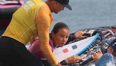 Olimpíada: surfista sofre corte na testa e retorna de capacete para encarar 'mar dos crânios quebrados'