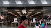 Unionized Apple store workers want you to start tipping them