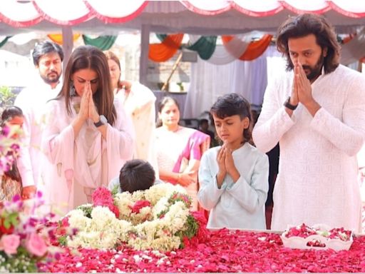 Pics: Riteish-Genelia pay their respects to Vilasrao Deshmukh on his birth anniversary