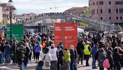 Venecia experimenta con una cuota para los visitantes de un día para combatir el turismo excesivo