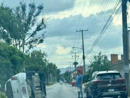 Solo daños en choque y volcadura en Av. Hernán Cortés