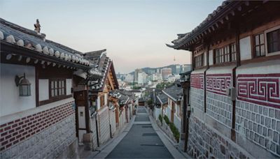 遊客私闖家門、窺探隱私！首爾北村韓屋村2025年實施「旅遊宵禁」