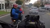 Escapó a toda velocidad de dos motochorros en el centro de Morón y grabó toda la persecución