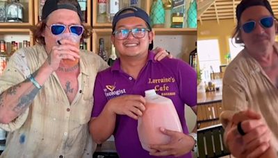 Johnny Depp sorprende al convivir con fanáticos que encontró en un bar [VIDEO]