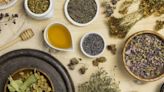 El té que combate el insomnio: qué propiedades tiene y con qué hierba medicinal se prepara