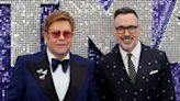 Elton John y David Furnish muestran su exuberante colección de fotografías en el museo V&A