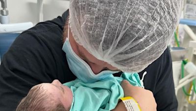 Bebê gêmeo do cantor Conrado, que morreu 3 horas após o parto, nasceu prematuro e com má-formação