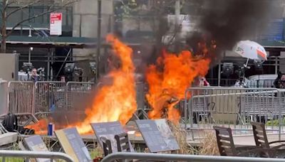 Un hombre se prendió fuego frente al tribunal de Nueva York donde Trump enfrenta un histórico juicio