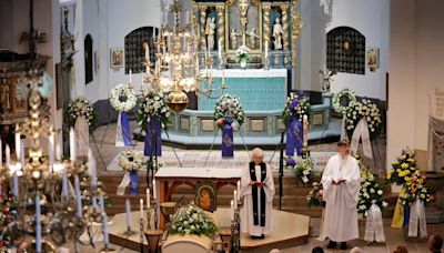 Soccer-Funeral for ex-England manager Sven-Goran Eriksson held in Sweden