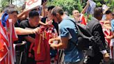 El Atlético, vitoreado en su llegada a Hong Kong