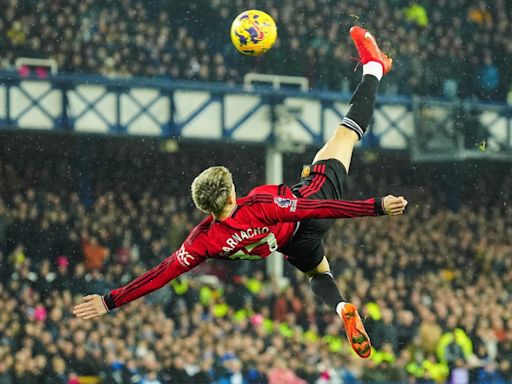 Garnacho, premiado en Inglaterra: su espectacular chilena fue el gol de la temporada en la Premier League