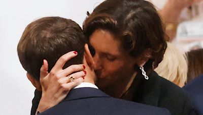 El beso “apasionado” de la ministra de Deportes a Macron que generó “gran revuelo” en Francia