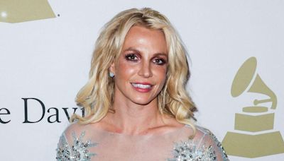 Britney Spears can't stay away from her felon boyfriend.