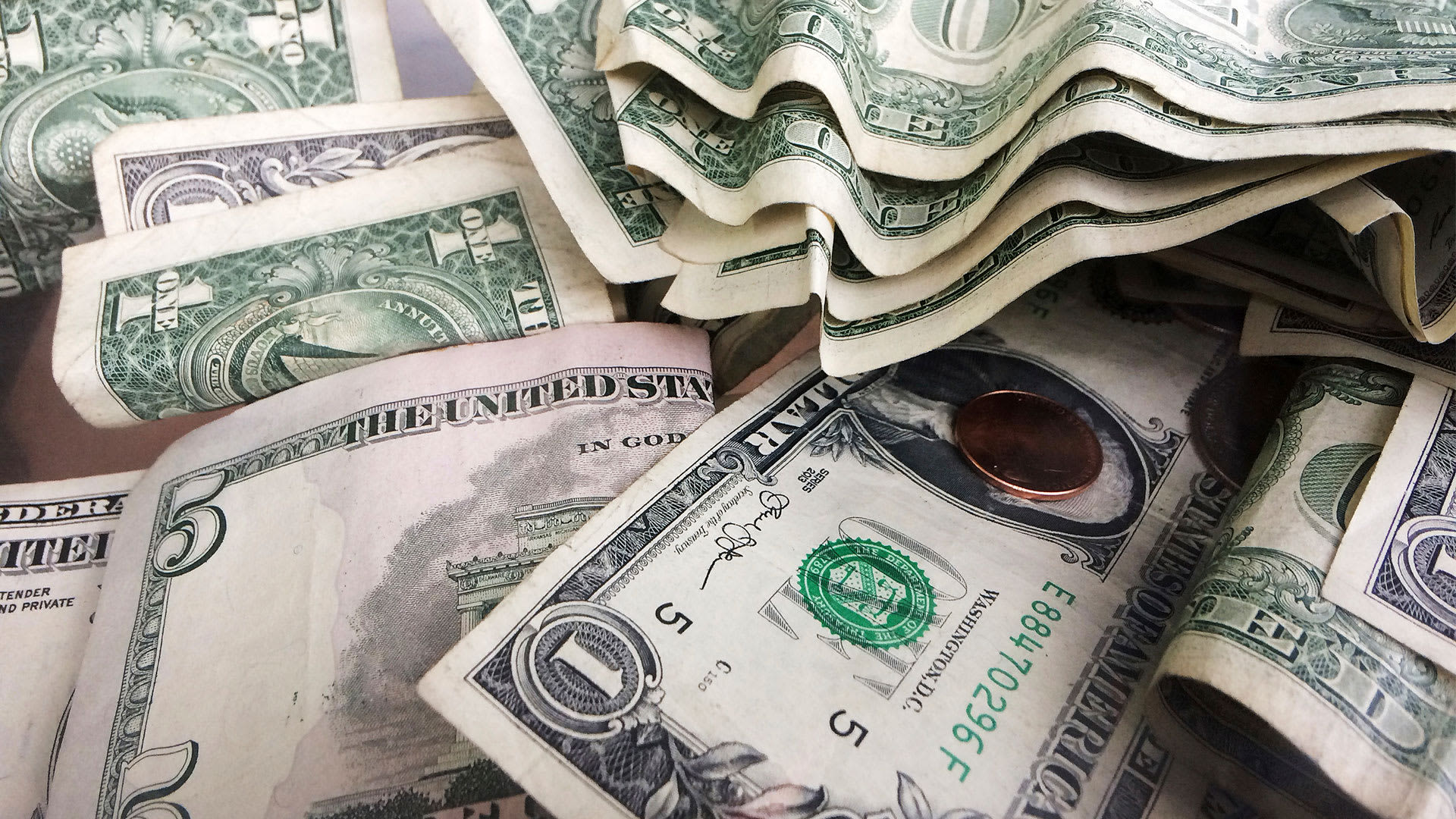 Trump and Harris want to end taxes on workers' tips. Here’s why that wouldn’t work