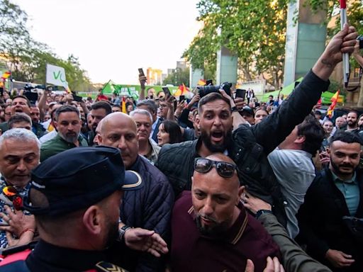 Abascal se encara a unos manifestantes en un acto de Vox en Reus (Tarragona)