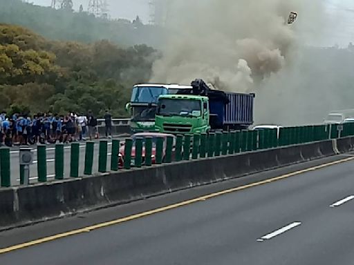 快訊/校外教學包遊覽車出事！國3北上龍井段火燒車 30師生急逃命