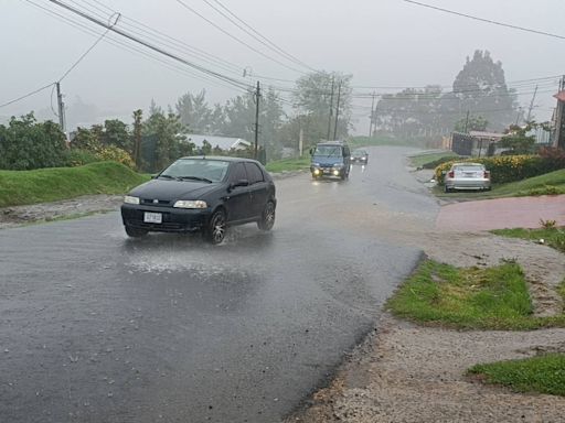 Nuevas ondas tropicales y suelos saturados hacen que CNE eleve las alertas por lluvias