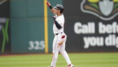 Steven Kwan homers, takes over as majors' leading hitter as Guardians roll over White Sox 8-4