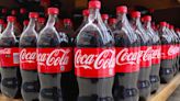 ¿Por qué la Coca-Cola es de color negro?: el dato clave que revela esta incógnita