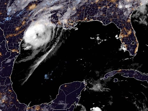 Beryl se debilita a tormenta tropical, pero sigue la amenaza de marejada ciclónca en Texas