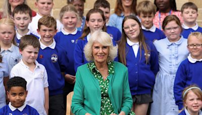 Queen presents children with books during primary school visit