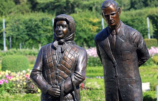 Statue of late queen mocked as looking more like Mrs Doubtfire