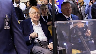 Why Warren Buffett's billions in cash at Berkshire Hathaway is a bearish stock market signal