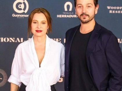 Ana de la Reguera y Diego Luna sobresalen en la alfombra roja de clausura del FICG