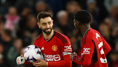 Criticism part of life at Manchester United, Fernandes says