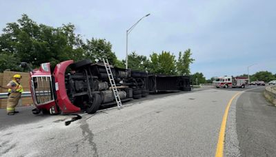 2 injured in tractor-trailer rollover on I-291 in Windsor