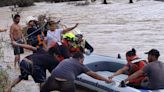 Rescatan a familia ‘atrapada’ por río en ejido de Tamaulipas