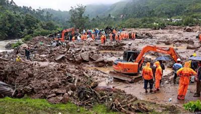 Aludes en la India dejan 93 muertos; todavía hay personas atrapadas en el lodo