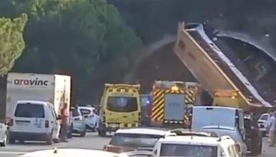 Brutal accidente en Pineda de Mar (Barcelona): vuelca un autobús con 60 pasajeros en la entrada de un túnel