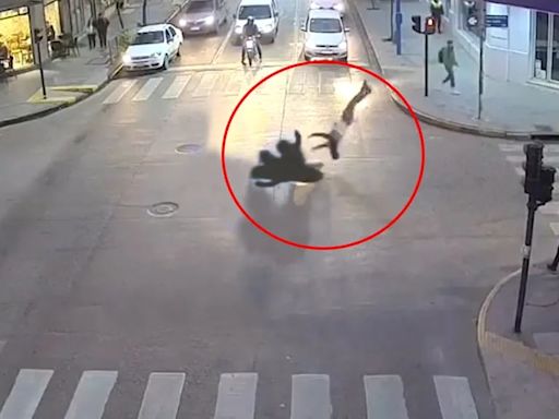 Video: un peatón voló por el aire tras ser chocado por una moto en Tucumán